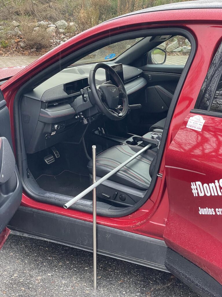 Ford Mustang Mach-E Estructura de barras utilizada para medir la distancia desde el borde del asiento hasta el suelo y hasta el marco de la puerta.
