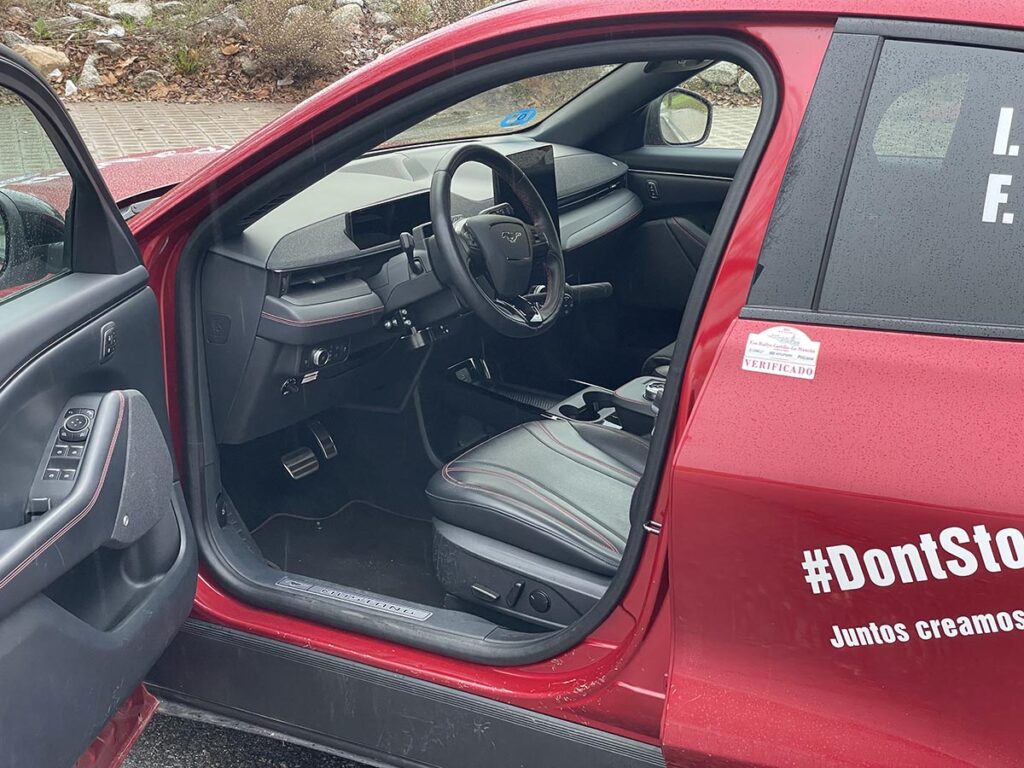 Ford Mustang Mach-E Puerta delantera abierta. Visualización del vano de entrada. Es factible realizar una transferencia al interior desde una silla de ruedas.