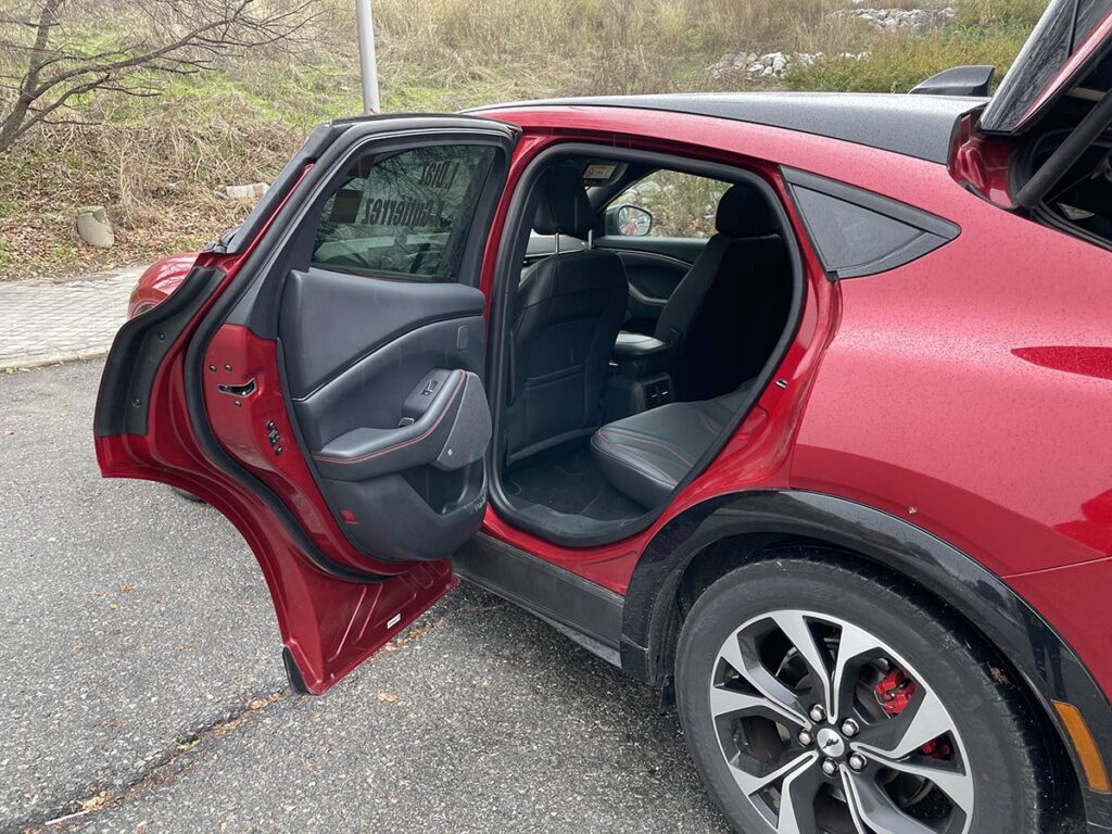 Ford Mustang Mach-E Puerta trasera abierta. Visualización del vano de entrada. Es prácticamente imposible acceder al interior directamente desde una silla de ruedas y dificultoso para cualquier persona con poca movilidad en las piernas.