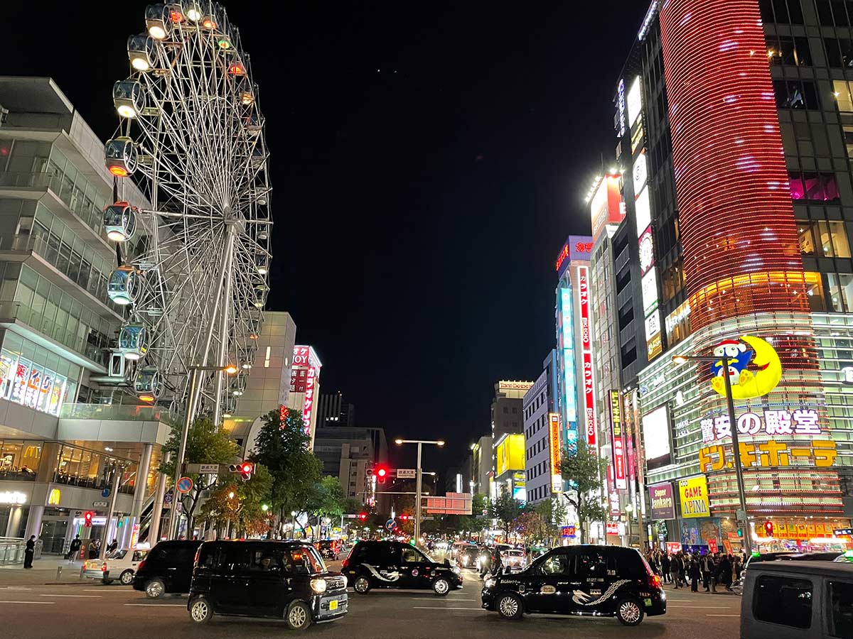 Nagoya de noche. Zona comercial.