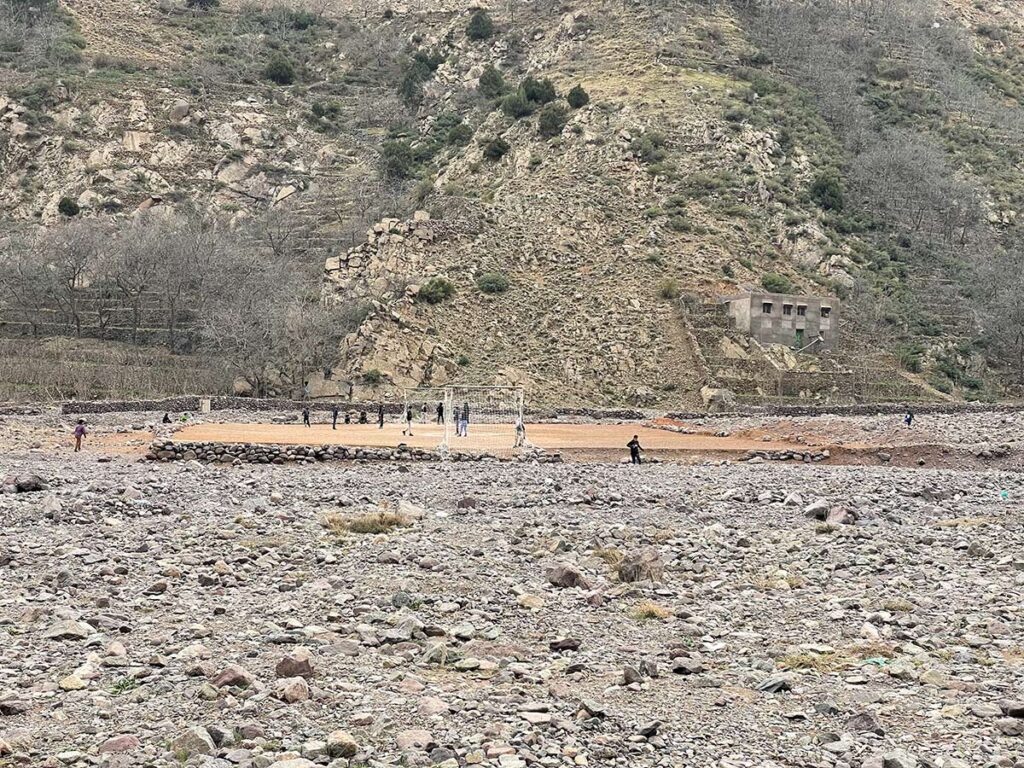 Los niños juegan en el campo de futbol de Aremd