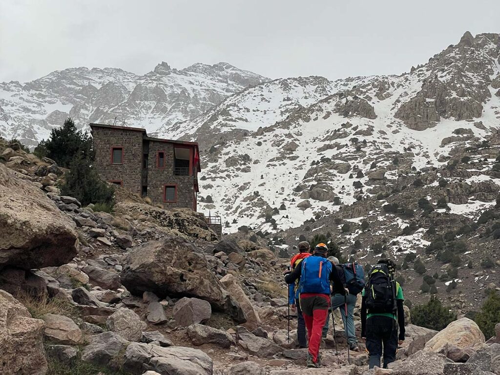 Toubkal. Pequeña construcción desde donde la policía controla el paso de los excursionistas.