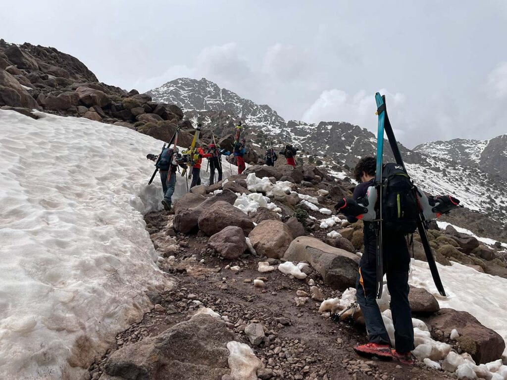 Toubkal. Esquís en la mochila y nieve en las orillas