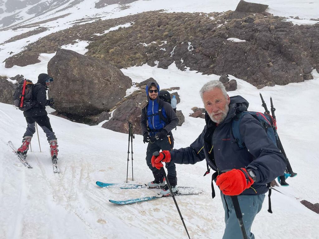 Toubkal. Esquís a los pies y empezamos a foquear.
