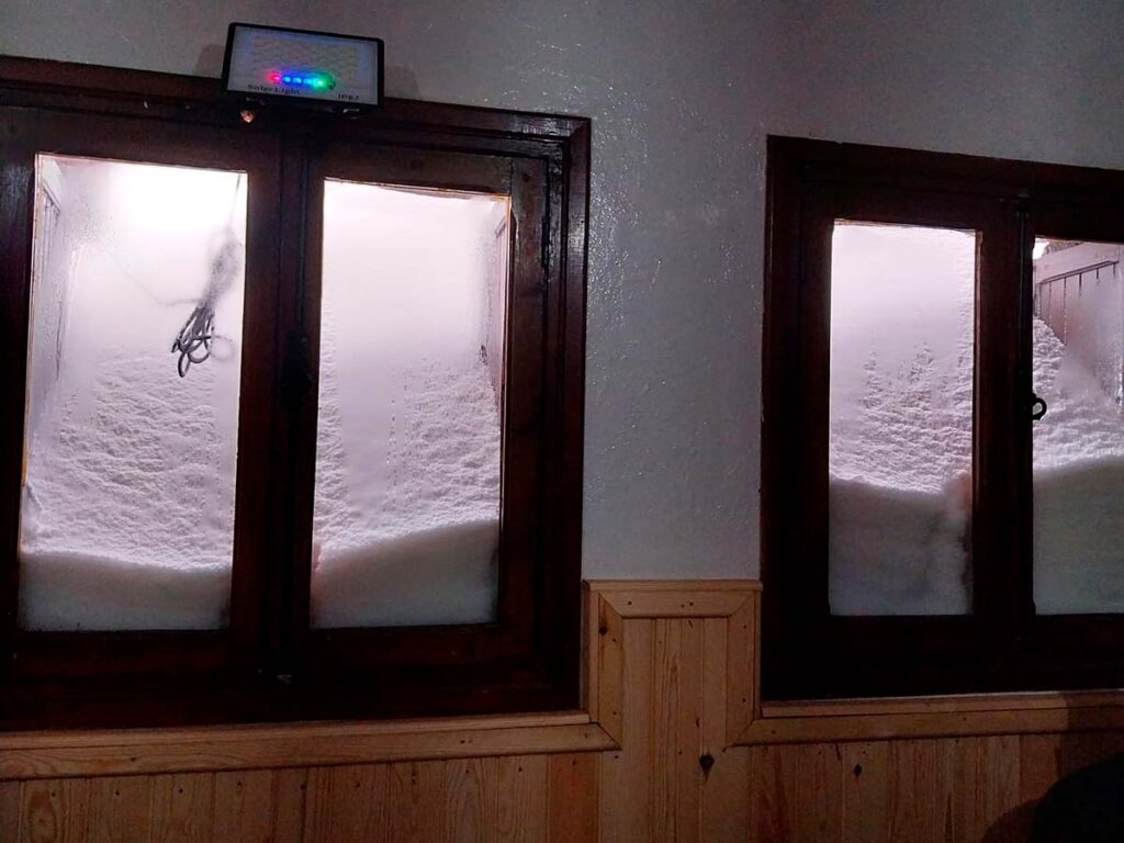 Toubkal. Refugio. La nieve exterior llega hasta las ventanas.