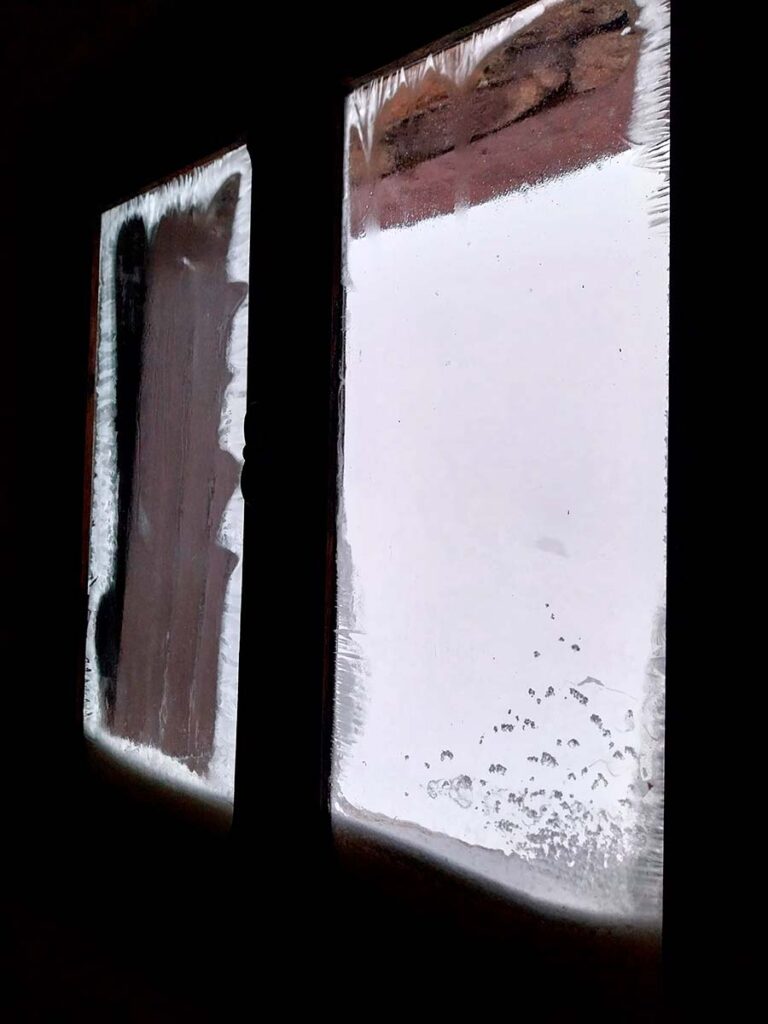 Ventanas congeladas por dentro en el refugio del Toubkal