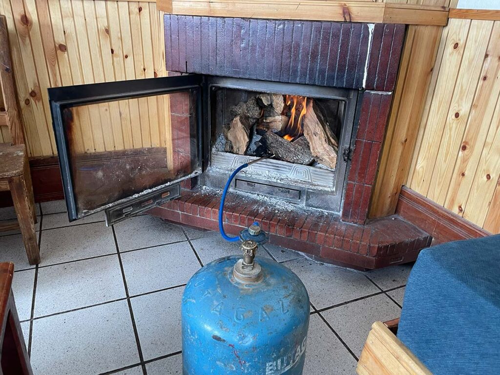 Toubkal. Refugio. Encender la chimenea sin esfuerzo.