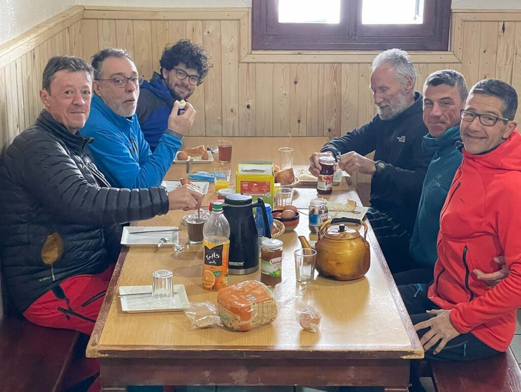 Refugio del Toubkal. Desayuno.
