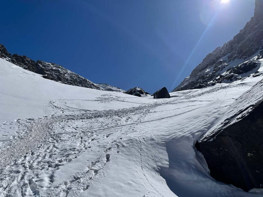 Subida al Toubkal desde el refugio. Día espectacular con sol y sin apenas frío.